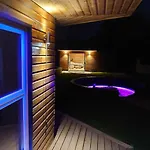 Apartment Self Contained Cabin, Firepit, Nr Mod Aztec, M5, M4 *