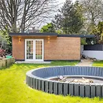 Self Contained Cabin, Firepit, Nr Mod Aztec, M5, M4 Apartment *