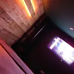 Self Contained Cabin, Firepit, Nr Mod Aztec, M5, M4 Apartment *
