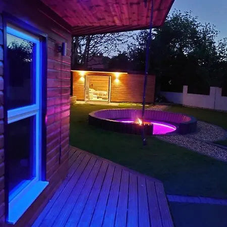 Self Contained Cabin, Firepit, Nr Mod Aztec, M5, M4 * Бристоль