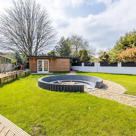 Self Contained Cabin, Firepit, Nr Mod Aztec, M5, M4