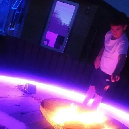 Self Contained Cabin, Firepit, Nr Mod Aztec, M5, M4 *