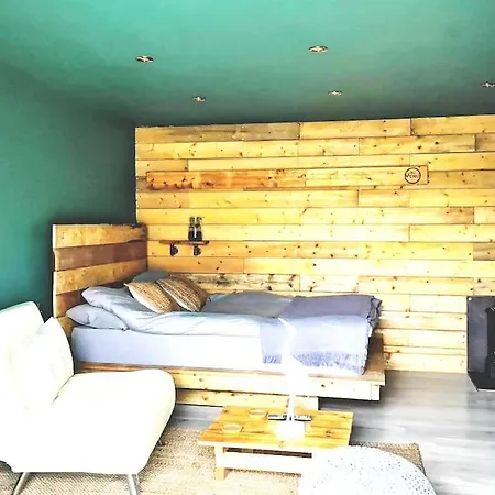 Self Contained Cabin, Firepit, Nr Mod Aztec, M5, M4 Apartment *