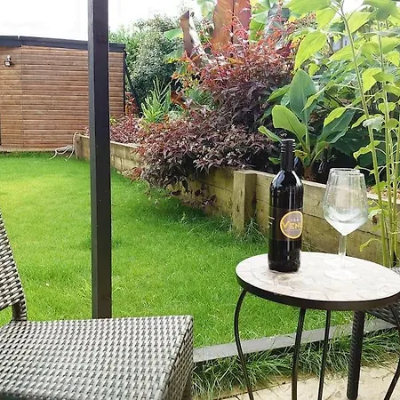 Self Contained Cabin, Firepit, Nr Mod Aztec, M5, M4 Apartment