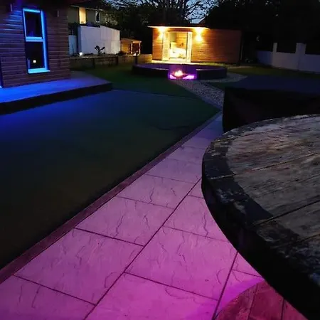 Self Contained Cabin, Firepit, Nr Mod Aztec, M5, M4 * Бристоль