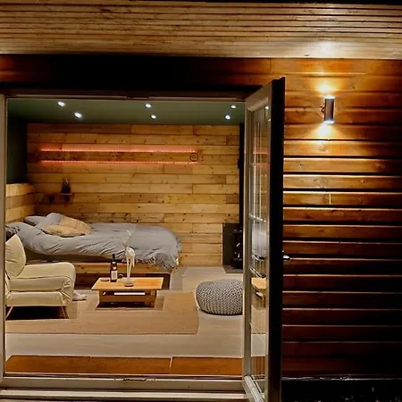 Self Contained Cabin, Firepit, Nr Mod Aztec, M5, M4 * Бристоль