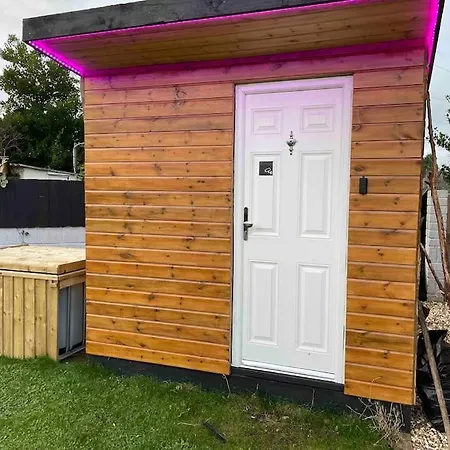 Self Contained Cabin, Firepit, Nr Mod Aztec, M5, M4 Apartment