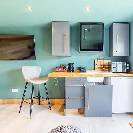 Apartment Self Contained Cabin, Firepit, Nr Mod Aztec, M5, M4 Bristol