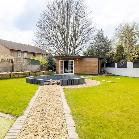 Self Contained Cabin, Firepit, Nr Mod Aztec, M5, M4