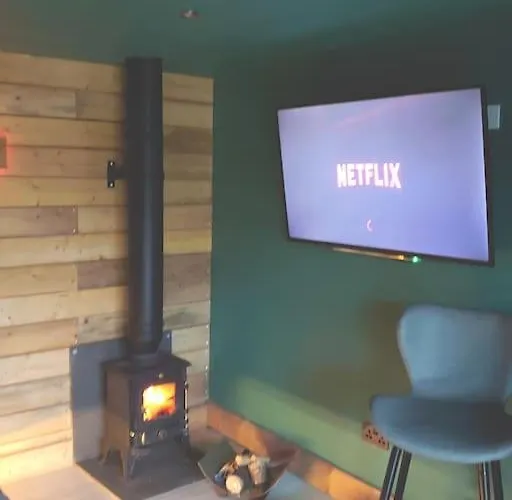 Apartment Self Contained Cabin, Firepit, Nr Mod Aztec, M5, M4