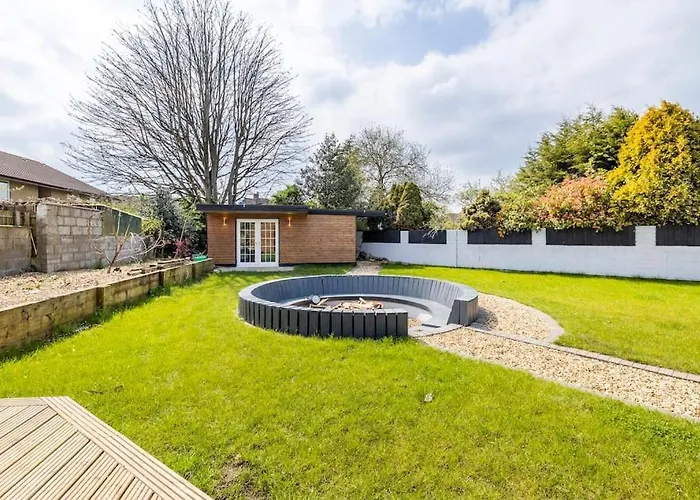 Self Contained Cabin, Firepit, Nr Mod Aztec, M5, M4