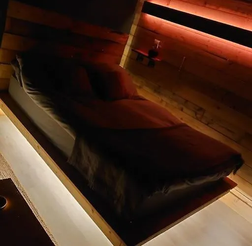 Self Contained Cabin, Firepit, Nr Mod Aztec, M5, M4