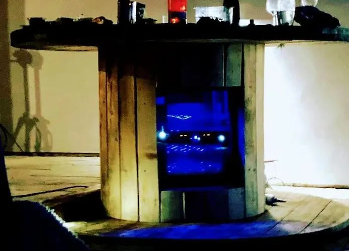 Self Contained Cabin, Firepit, Nr Mod Aztec, M5, M4 Apartment