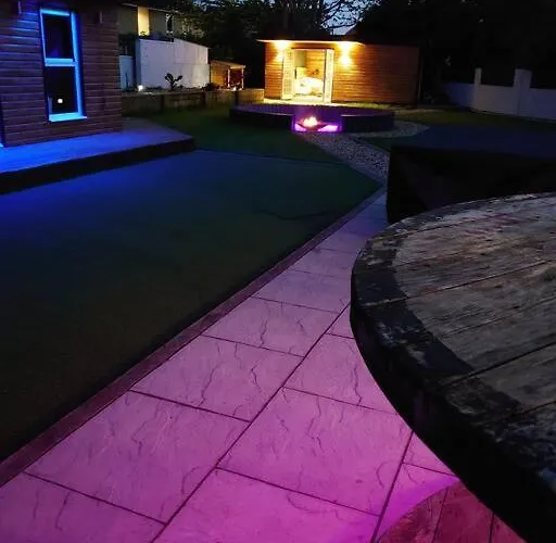 Self Contained Cabin, Firepit, Nr Mod Aztec, M5, M4 Bristol