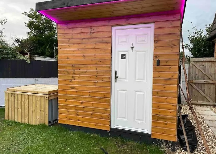 Self Contained Cabin, Firepit, Nr Mod Aztec, M5, M4 Apartment