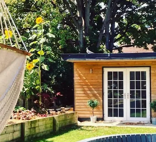 Apartment Self Contained Cabin, Firepit, Nr Mod Aztec, M5, M4 *