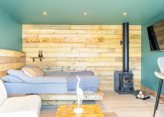 Apartment Self Contained Cabin, Firepit, Nr Mod Aztec, M5, M4 Bristol