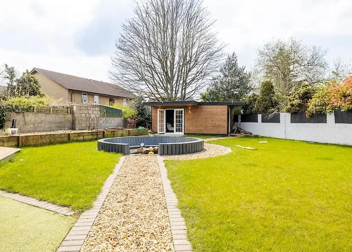 Self Contained Cabin, Firepit, Nr Mod Aztec, M5, M4