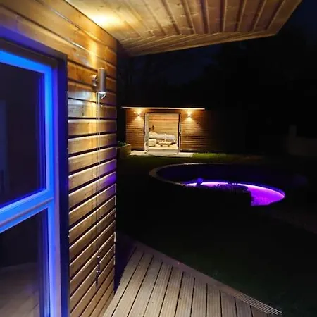 Apartamento Self Contained Cabin, Firepit, Nr Mod Aztec, M5, M4 *