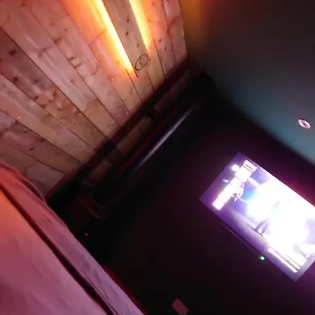 Self Contained Cabin, Firepit, Nr Mod Aztec, M5, M4 Apartamento *