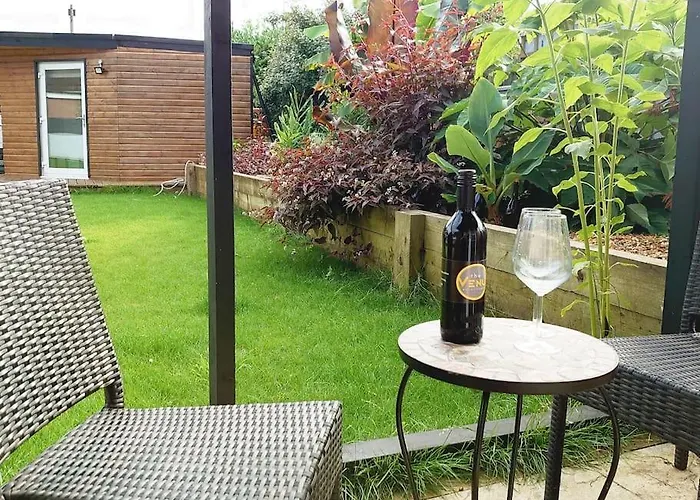 Self Contained Cabin, Firepit, Nr Mod Aztec, M5, M4 Daire