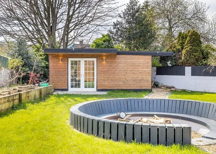 Self Contained Cabin, Firepit, Nr Mod Aztec, M5, M4 Daire *