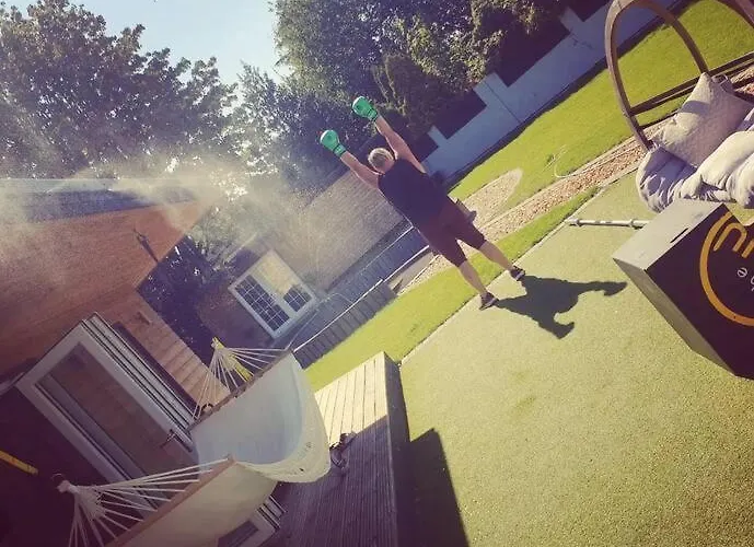 Self Contained Cabin, Firepit, Nr Mod Aztec, M5, M4 Daire